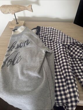 2 Sweatshirts S/XS